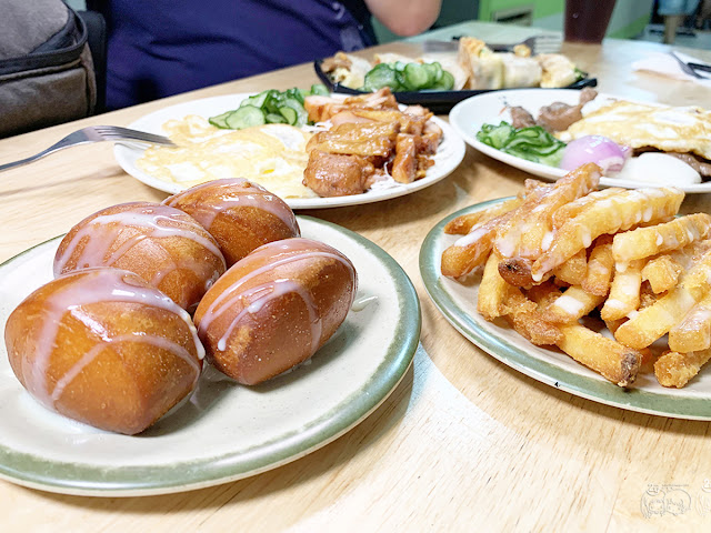 台南｜中西區　「涼咪咪|府前店」是宵夜也是早餐的美食老店｜招牌必吃黑胡椒豬排、烤饅頭