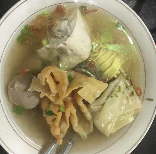 Landasan Ulin, Kota Banjarbaru boleh dibilang salah satu syurganya penikmat kuliner. Salah satunya kuliner bakso syar'i yang satu ini. Selain isian bakso yang beda, pemilik bisnis ini juga menggartiskan bakso selamanya bagi yang hafal 30 juz Alquran.