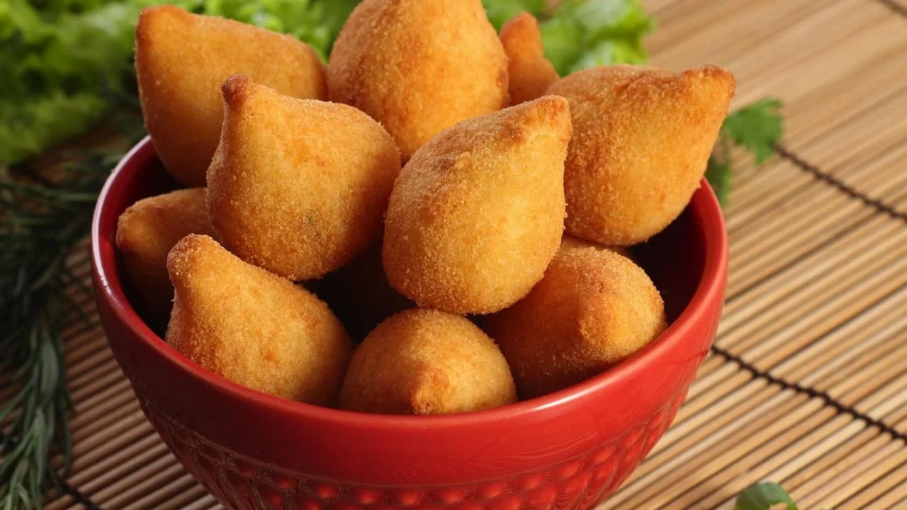 Coxinha frita na airfryer: o clássico salgado brasileiro com um toque de saúde