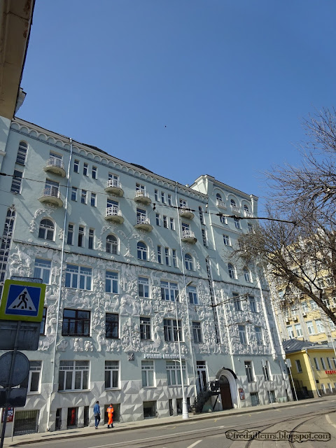 Juste à côté, un incroyable immeuble de Vachkov, datant de 1912, avec une façade ciselée en style néo-russe. On retrouve le même concept que le néoprimitivisme exposé à la Nouvelle Galerie Tretyakov.