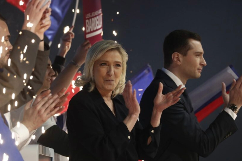 Presidente do partido francês de direita Rally Nacional (RN-Rassemblement National em francês) Jordan Bardella e a líder parlamentar do partido, Marine Le Pen | Foto: EFE/EPA/Guillaume Horcajuelo