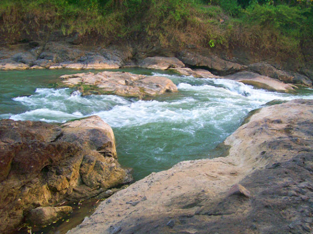 water-ripples-among-rocks