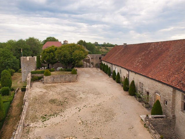 jiemve, le temps d'une pose, Franch-Comté, Doubs, Belvoir, cour