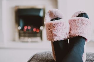 Une paire de chaussons d’intérieur