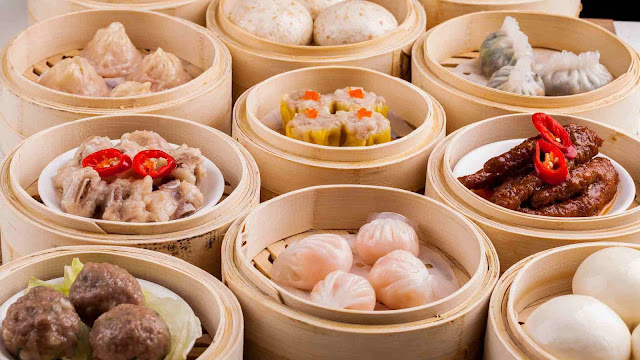 Điểm tâm (dim sum) là một loại hình ẩm thực Trung Hoa bao gồm rất nhiều món ăn nhẹ hợp lại và thường phục vụ vào buổi sáng. Đây cũng là một phần không thể thiếu trong văn hóa ấm thực của người Quảng Đông.