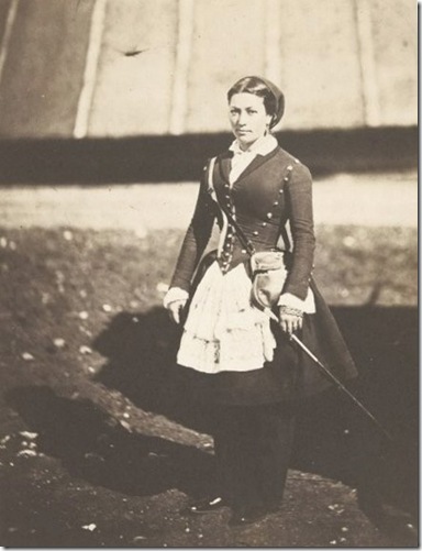Французская трактирщица носит зуавы полка платье.