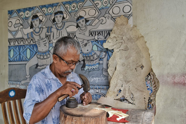 Jumakir Pembuat Wayang Kulit di Taman Sari Yogyakarta 