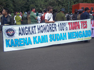 Ratusan Guru honorer Demo di Depan Istana Senin 