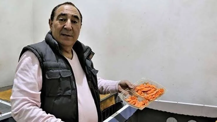 مشروع يدر آلاف الدولارات.. رجل تركي يحول الصراصير إلى مصدر للمال