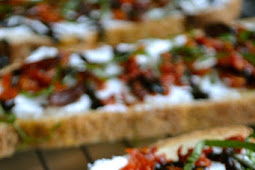 GOAT CHEESE AND SUN DRIED TOMATO CROSTINI #APPETIZER #GOAT