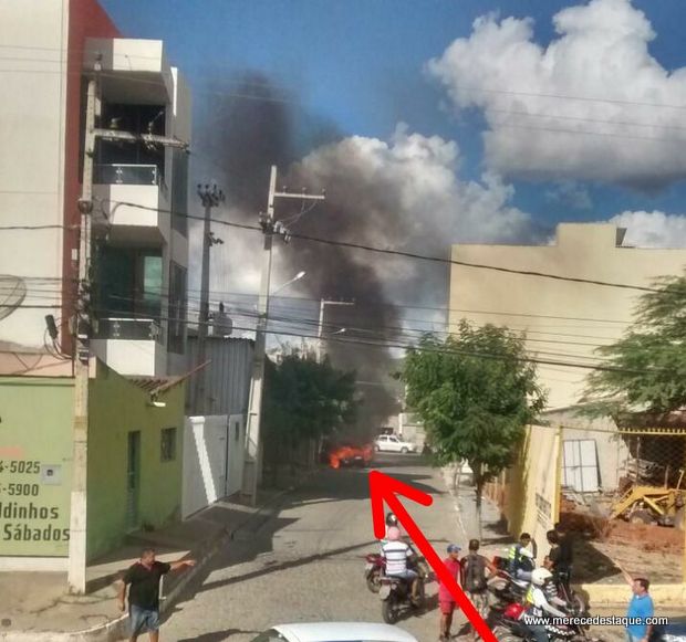 Carro fica destruído após pegar fogo em via pública de Santa Cruz do Capibaribe