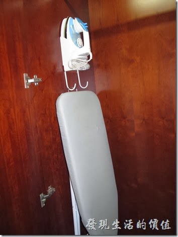 上海-齊魯萬怡大酒店。客房內有電熨斗以及高腳熨斗墊。