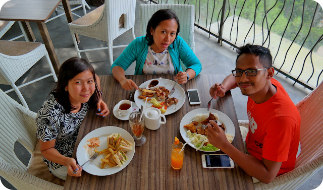 Nongkrong Sambil Makan Santai Memandang Gunung  Menghalau Macet di SKY Garden Puncak