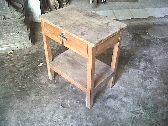 Vigo Antique Meja Laci Kecil 