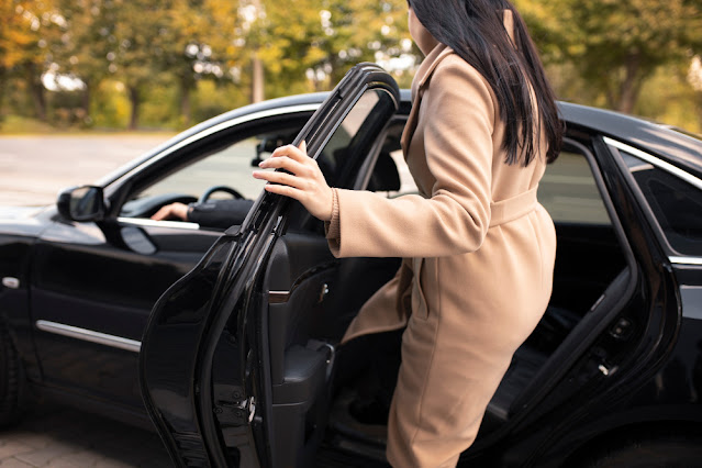 When traveling to Houston, choosing the right chauffeur service for your airport transfers is crucial. Here's how to pick the best one.