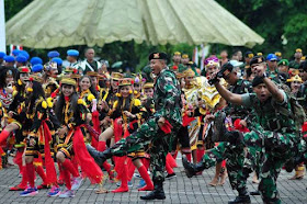 Semangat Kebersamaan TNI-Rakyat Dalam HUT TNI Ke 71