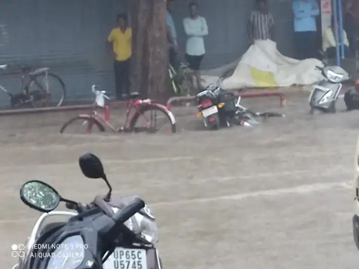 वाराणसी : झमाझम बारिश से नगर के सड़कों पर जलजमाव, ग्रामीण अंचलों किसानों ने की धान की रोपाई  