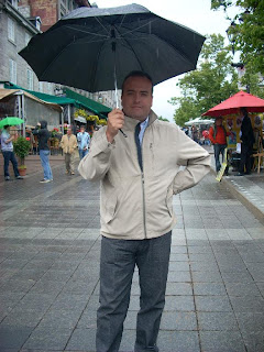 Con paraguas en la peatonal Place Jacques-Cartier