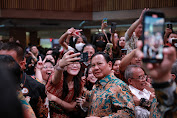 Gemuruh Jemaat Kristiani Teriak "Prabowo" hingga Rebutan Selfie dan Pose Dua Jari di Surabaya