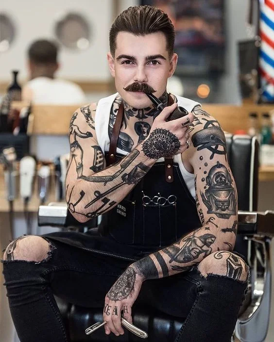 tatuagem masculina na mão e no braço masculino desenho