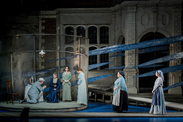 Nicky Spence as Tichon, Anne Mason as Kabanicha, Clare Presland as Varvara, Julia Sporsén as Káťa, Laura Woods as Glaša and Polly Leech as Fekluša in Opera Holland Park’s production of Káťa Kabanová, directed by Olivia Fuchs © Robert Workman