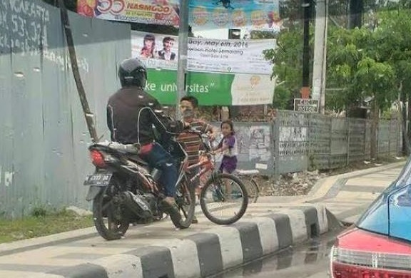 Aksi Bocah 9 Tahun Yang Menghadang Pemotor Lewat Trotoar!