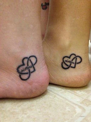 Dos tatuajes de amigas a juego