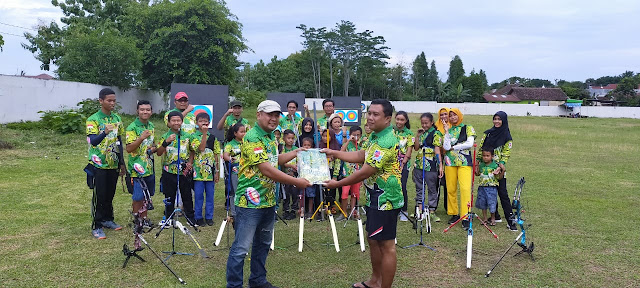 Kodim Karanganyar - Kepala Cabang KSP Graha Mandiri Kabupaten Karanganyar Berikan Bantuan  Jersey Kepada Perkumpulan Panahan Ardadedali