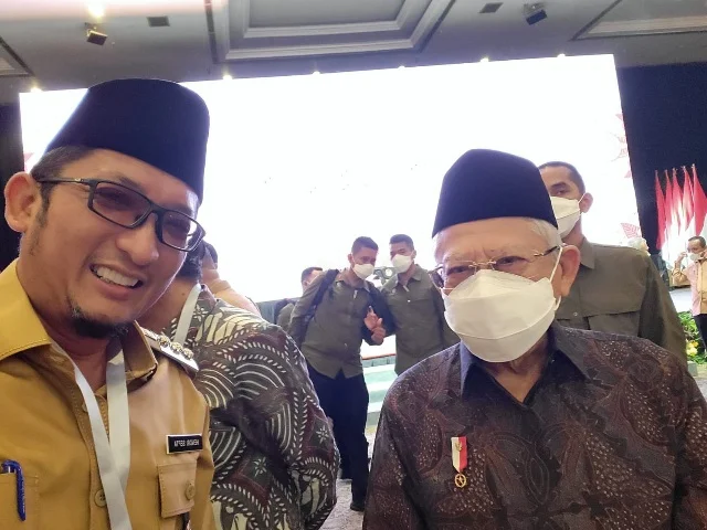 Keakraban Wako Padang Hendri Septa dengan Presiden Jokowi Usai Pengarahan Pengendalian Inflasi.