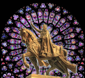 Estátua de São Luiz em Saint-Louis, Missouri. Fundo: rosácea de Notre-Dame