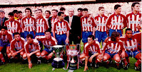 CLUB ATLÉTICO DE MADRID - Madrid, España - Temporada 1995-96 - Tras proclamarse Campeón de la Liga y de la Copa el Atlético de Madrid presenta los trofeos a la afición