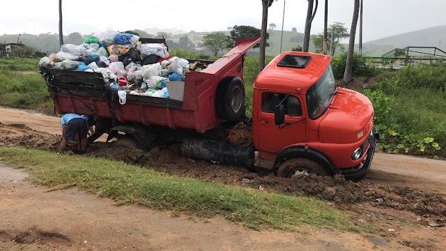 DESCASO: CAÇAMBA DE LIXO ATOLA EM PLENA VIA PÚBLICA DE BOM CONSELHO