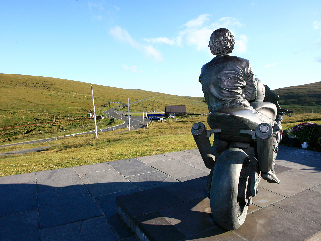 ... /AAAAAAAAFmo/ANPKxRiV8K8/s1600/joey-dunlop-statue-isle-of-man-1.jpg