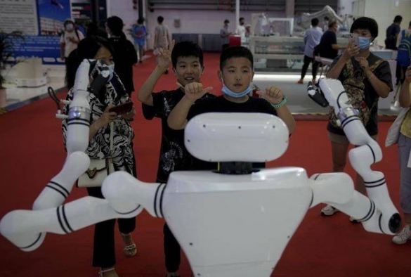ٹوکیو: ایک روبوٹ کی انسان کے ساتھ مشابہت کو مزید بڑھانے کے لیے لطیفوں پر ہنسنا سِکھا دیا گیا ہے۔