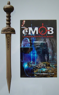 Portada del libro eMob: La mafia acecha tus pasos, de Franklin Cruz
