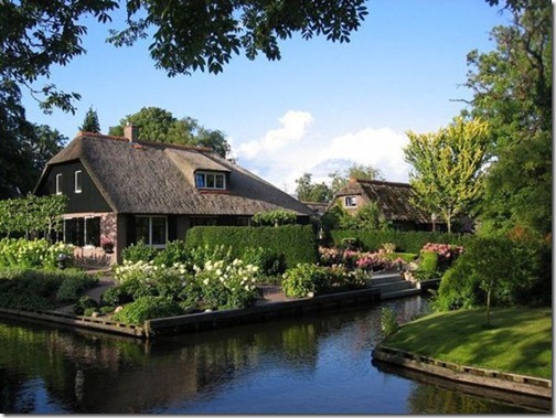 a_dutch_village_only_accessible_by_boat_640_18