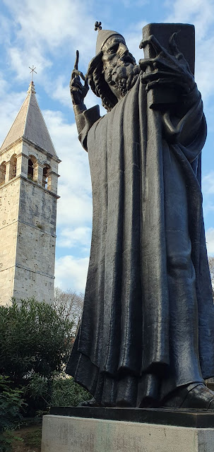 Photo 13/17 - La statue de Gregoire de Nin (...