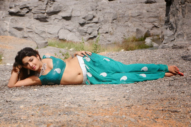 Sonia Mann's Stunning Armpits and Navel Pics in Traditional Attire