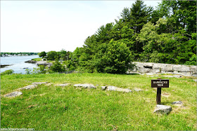 Cimientos de las Barracas del Fuerte McClary, Maine 