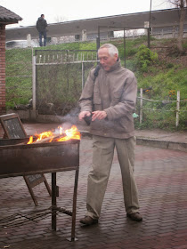 морж Анатолий Тимофеев у костра