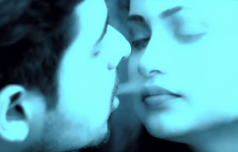 ichha gargi and rajesh kissing scene.