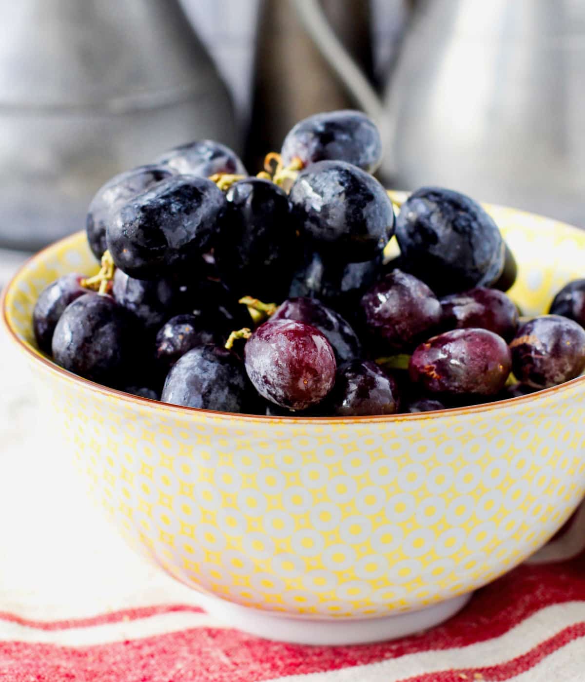 Bowl of Midnight Beauty grapes.