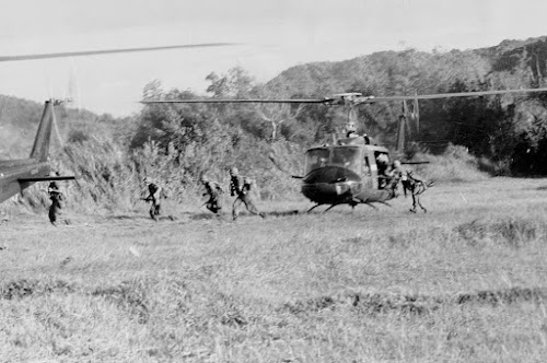 Tropas del 1er Batallón del 7º de Caballería, aterrizan en X-RAY