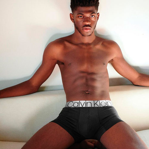 Lil Nas X sem camisa