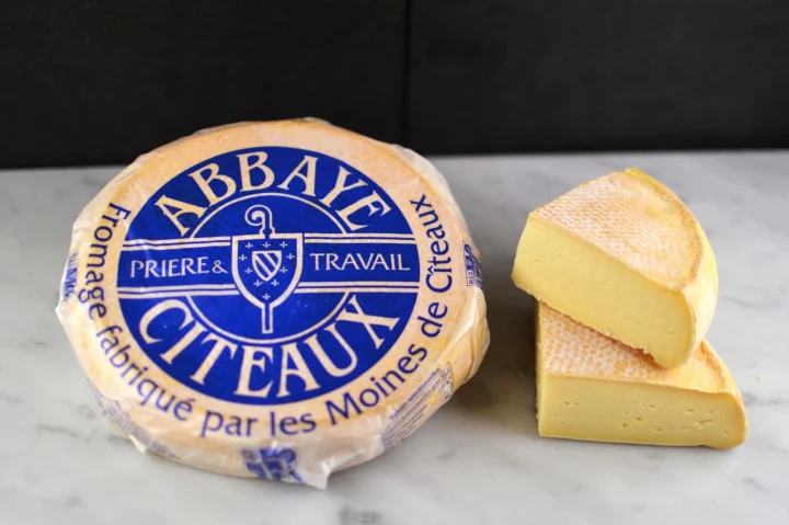 Queso Abbaye de Cîteaux (Abadía de Císter) con el envoltorio original y troceado