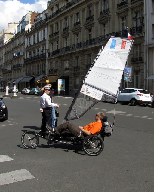 Sail bike, rue du Faubourg Saint-Honoré, Paris