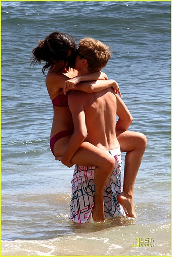 Justin Bieber Y Selena Gomez En La Playa. Justin Bieber y Selena Gómez