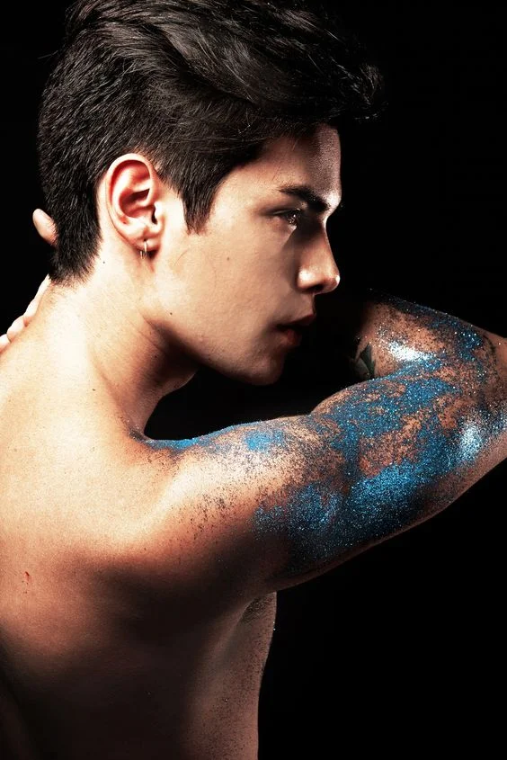 glitter masculino no braço