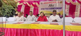 डीवीसी में हुआ एथलेटिक्स प्रतियोगिता का आगाज  दयानन्द वैदिक कॉलेज, उरई में 21 से 23 नवंबर 2023 तक आयोजित होने वाली बुन्देलखंड विश्वविद्यालय अन्तर्महाविद्यालय एथलेटिक्स प्रतियोगिता 2023  आज शुभारम्भ हुआ।  कार्यक्रम का शुभारम्भ कॉलेज की प्रबन्धकारिणी कमेटी के अध्यक्ष डॉ. दिलीप सेठ, अवैतनिक मन्त्री डॉ. देवेन्द्र कुमार, सदस्य श्री अजीत खरे, प्राचार्य प्रोफेसर डॉ. राजेश चन्द्र पांडेय, मुख्य अनुशासन अधिकारी डॉ. गौरव यादव, पर्यवेक्षक डॉ. लोकेंद्र सिंह, चयनकर्ता डॉ. एस एन त्रिपाठी, प्रतियोगिता के संयोजक डॉ० राजन भाटिया, डॉ. राजेश पालीवाल आदि की उपस्थिति में दीपप्रज्वालन एवं मां सरस्वती के चित्र पर माल्यार्पण कर किया गया। कार्यक्रम का संचालन डॉ. माधुरी रावत ने किया  अध्यक्ष डॉ. दिलीप सेठ ने कहा कि इसी तरह से कॉलेज में एथलेटिक्स को बढ़ावा देने के लिए और भी जिन आवश्यक संसाधनों की आवश्यकता होगी उनको हम पूरा करेंगे और इसी तरह से आगामी समय में आयोजन होते रहेंगे।  कॉलेज के प्राचार्य ने कहा की बुंदेलखंड विश्वविद्यालय के द्वारा गत वर्षो की तरह पुनः प्रतियोगिता की जिम्मेदारी मिलना निश्चित रूप से संस्था के लिए गौरव की बात है। हम पूर्ण अनुशासन एवं निष्पक्षता के साथ प्रतियोगिता कराने के लिए कटिबद्ध हैं।  आयोजन के प्रथम दिन समाचार लिखे जाने तक प्रतियोगिताओं में लॉन्ग जंप पुरुष वर्ग में दीपांशु कुमार बीयू केंपस झांसी ने प्रथम स्थान, द्वितीय स्थान अभयजीत ललितपुर एवं तृतीय स्थान जितेन्द्र कुमार डीवीसी उरई ने प्राप्त किया।  लॉन्ग जंप महिला वर्ग में प्रथम स्थान पूनम ने दीपचंद चौधरी कॉलेज ललितपुर, द्वितीय स्थान अंजली वर्मा डीवीसी उरई, तृतीय स्थान राजा बेटी एनएमवी ललितपुर ने प्राप्त किया।  शॉट पुट पुरुष वर्ग में प्रथम स्थान दिनकर प्रधान बीयू केंपस झांसी, द्वितीय स्थान कन्हैया सोनी कालपी कॉलेज कालपी एवं तृतीय स्थान मंजीत राय एनएमवी ललितपुर ने प्राप्त किया।  शॉट पुट महिला वर्ग में प्रथम स्थान गुनगुन वाल्मीकि बीयू केंपस झांसी, द्वितीय स्थान रोशनी कुशवाहा एनएमवी ललितपुर एवं तृतीय स्थान अलीमन एनएमवी ललितपुर ने प्राप्त किया।  ट्रिपल जंप पुरुष वर्ग में प्रथम स्थान दीपांशु बीयू केंपस, द्वितीय स्थान दीपक कुमार डीवीसी उरई ने प्राप्त किया।