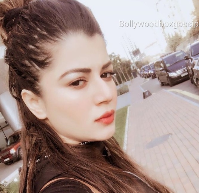  Kainaat Arora 